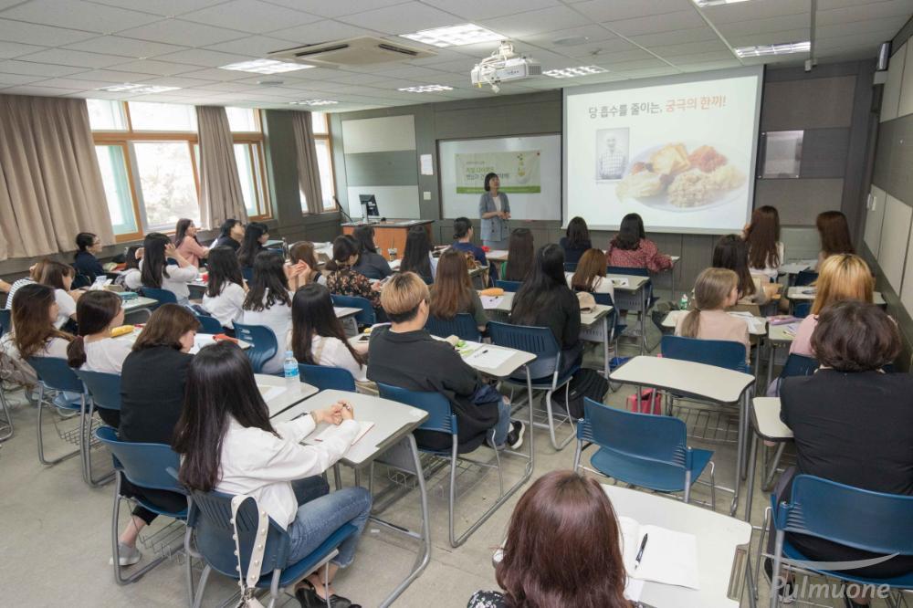 [사진3] '성인 바른먹거리 교육' 시간에 강사가 교육생들에게 당 흡수를 줄일 수 있는 건강한 한 끼 식사를 설명하고 있다..jpg