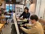 [사진3] 고객들이 '서빙로봇 딜리'가 가져온 음식을 테이블로 옮기며 활짝 웃고 있다. - 복사본.jpg