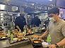[사진2] 양평휴게소 몽글순두부솥밥에서 고객이 몽글몽글순두부찌개를 전달받고 있는 모습.jpg
