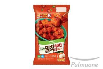 풀무원, 쫄깃한 밀떡이 입에 착 감기는 ‘밀착 떡볶이’ 출시…냉동 떡볶이 시장 본격 공략
